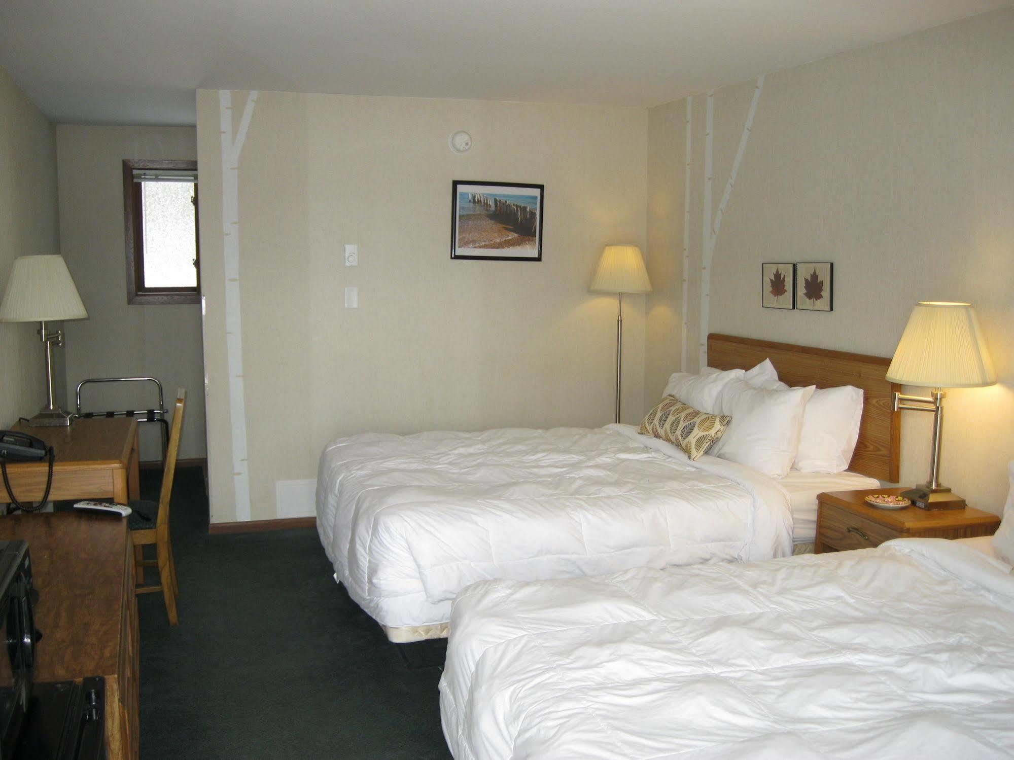 Cedar Hill Lodge Saint Ignace Esterno foto